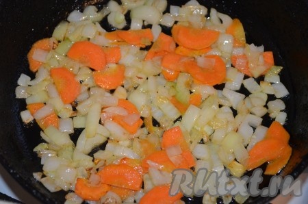 На отдельной сковороде на растительном масле обжарить лук с морковкой на среднем огне до слегка золотистого цвета (на это потребуется 5-6 минут), не забывая помешивать овощи.