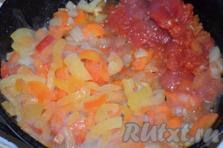 С помидоров снять кожицу, нарезать на кубики. Добавить помидоры и перец в сковороду к овощам. Потушить 4-5 минут, помешивая, на среднем огне.