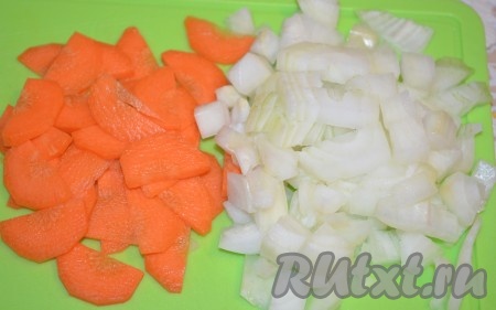 Лук, чеснок и морковку очистить. Лук нарезать на мелкие кубики, морковь - на тонкие полукольца.