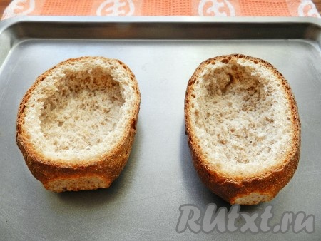 У булочек срезать верхушку и аккуратно, чтобы не повредить стенки, вынуть мякиш. Неиспользованные остатки хлеба можно использовать для приготовления котлет или приготовить панировочные сухари.