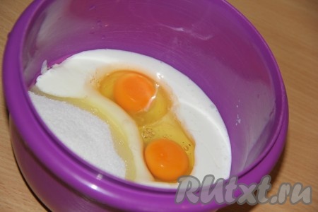 В глубокой миске соединить кефир, яйца и сахар.