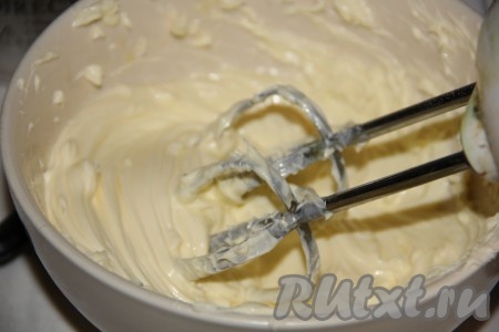 Для приготовления крема "Пломбир" сливочное масло комнатной температуры взобьём миксером до побеления и волнистости краёв.
