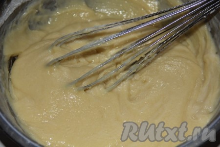 Добавим растопленное не горячее сливочное масло, разрыхлитель, муку и хорошо перемешаем тесто. По консистенции тесто должно напоминать достаточно густую сметану.