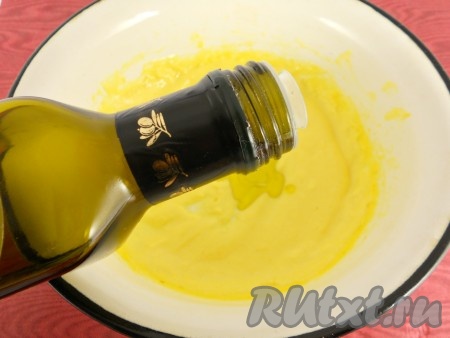 Далее тонкой струйкой вливать в апельсиновый соус оливковое масло, продолжая мешать венчиком. Дать соусу остыть.
