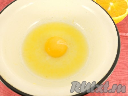 Пока утиная грудка "доходит" в духовке, приготовить апельсиновый соус. Для этого в небольшую посуду поместить сырой желток, выжать сок из 1/4 апельсина.
