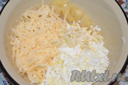 Сложить в миску ананасы, яйца, сыр, измельченный чеснок, посолить по вкусу (я не солила) и заправить сметаной или майонезом.
