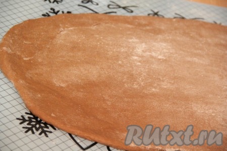 На поверхности, присыпанной мукой, раскатать скалкой тесто в пласт толщиной примерно 1-1,5 сантиметра.