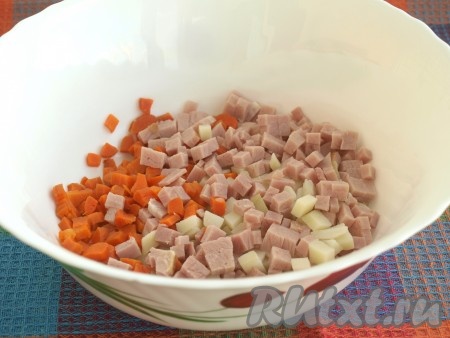 Нарезать кубиками картофель, морковь и ветчину. Сложить в глубокую миску.