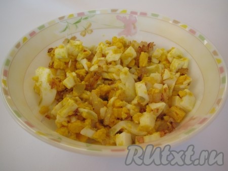 Теперь готовим начинку для зраз: отварить вкрутую 4-5 яиц, нарезать их кубиками и добавить обжаренный на подсолнечном масле до золотистого цвета лук. Можно чуть посолить.