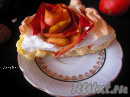 Пирог "Яблочные розы" ставим в духовку ниже среднего уровня на 30-40 минут при температуре 150 градусов. Как только верх зарумянится, можно вынимать.

