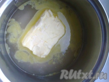 Масло и воду поместить в кастрюлю, поставить на огонь и довести до кипения.