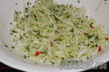 Перемешиваем, посыпаем мелко нарезанным зеленым луком и наш салат из китайской капусты готов!