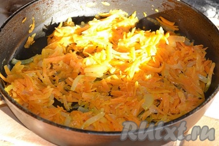 Морковь натереть на крупной терке. Лук порезать полукольцами или мельче. В сковороде, где жарилась рыба, обжарить слегка лук, добавить морковь (люблю добавить немного сельдерея, но не было), через 2-3 минуты добавить сахар, соль по вкусу, а затем залить их водой и протушить под крышкой до готовности (около 10 минут).
