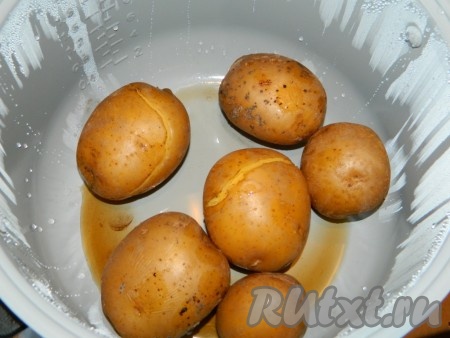 Картофель сварить в кожуре до готовности (на варку потребуется минут 25-30 с момента закипания воды), затем воду слить, остудить картошины и очистить.