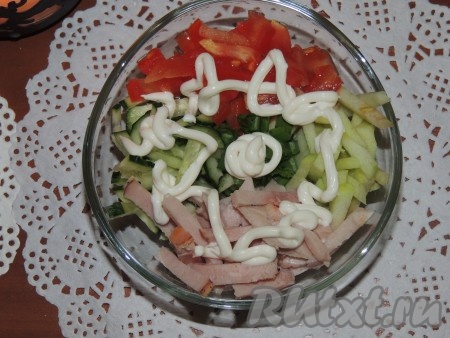В небольшие салатницы или креманки вложить по кругу мясо, огурцы, помидоры и яблоки. Полить салат "Романтика" майонезом.
