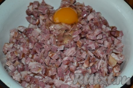 Добавить в него яйцо и порубленное обрезанное копченое мясо, перемешать.
