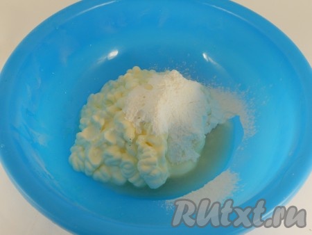 Приготовить крем: сметану взбить миксером с сахарной пудрой и лимонным соком. Поместить его в холодильник.