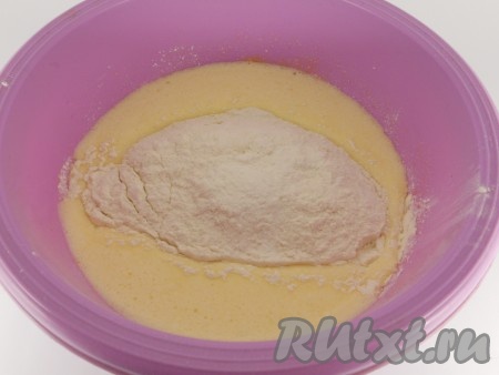 Взбить яйца с сахаром до белой, пышной массы. Продолжая взбивать, добавить мед, соду и ванильный сахар. Всыпать просеянную муку и разрыхлитель.