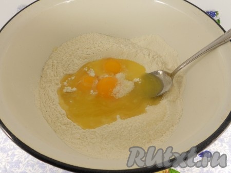 Остальную муку также просеять, сделать углубление. У яиц отделить желтки от белков. Добавить в углубление 3 яичных желтка, щепотку соли, растопленное и охлажденное сливочное масло и 5 столовых ложек сахара.
