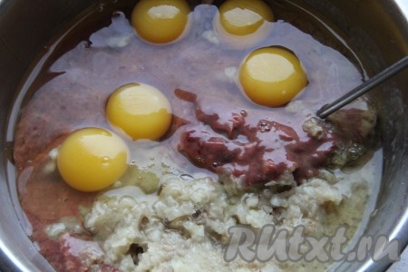 К печёнке и луку добавить яйца, муку, посолить, поперчить, тщательно перемешать. Тонкой струйкой влить молоко.