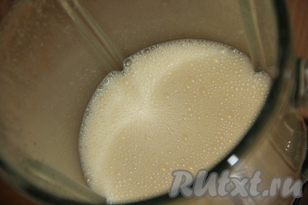 Миксером хорошо взбить яйца с сахаром до побеления массы. Затем влить молоко и ещё раз взбить до однородности.