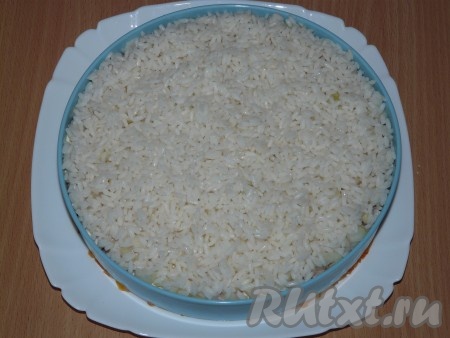  Рис отварить до готовности и хорошо остудить. Выложить рис поверх лука, посолить и смазать майонезом.
