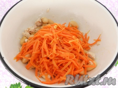 Добавить корейскую морковь в салат к курице и фасоли.
