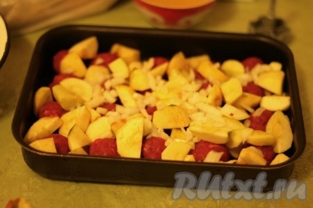 Яблоки крупно нарезать. Лук мелко покрошить, чеснок натереть. В противень выкладываем тефтели, затем яблоки, посыпаем луком и чесноком.
