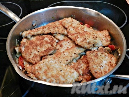 Обжаренное куриное филе выложить в сковороду с грибами и перцем, аккуратно перемешать, накрыть крышкой и довести до готовности на медленном огне в течение 10-15 минут.
