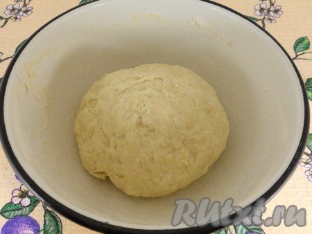 Добавляя муку, учитывайте, что замешиваемое тесто должно получиться нежным и мягким. Отправить тесто в холодильник на 30 минут.