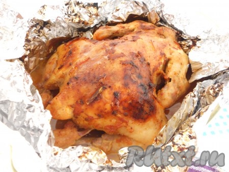 Запекать цыпленка в предварительно разогретой до 180 градусов духовке около 40 минут. Затем верх фольги развернуть, запекать цыпленка еще 15 минут до красивой, румяной корочки при температуре 200 градусов.