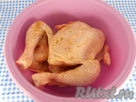 Цыпленка хорошо вымыть, обсушить. Натереть солью и специями внутри и снаружи.