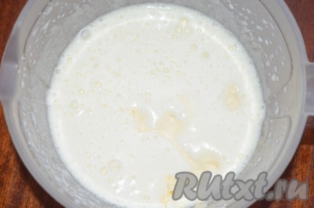 К яйцам, взбитым с сахаром, добавить сливочное масло и молоко, взбить миксером до однородности.