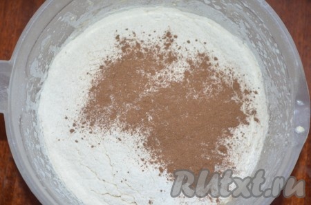 Просеять в тесто муку, добавить разрыхлитель, корицу, ванилин и соль, перемешать, тесто получится не очень густым, напоминающим сметану средней густоты.