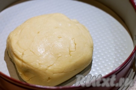 Достаньте тесто и выложите его в разъемную форму.