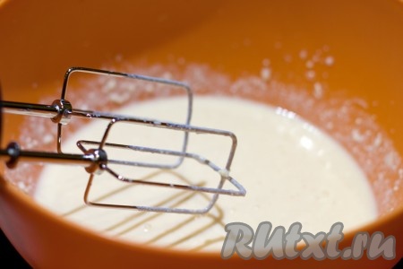 Тем временем приготовьте творожную заливку: смешайте творог, молоко и сахар при помощи миксера.
