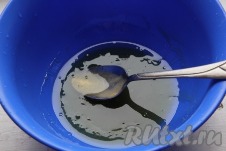 Мёд, если он не жидкий, растопить на водяной бане (или в микроволновке), затем влить в глубокую миску.