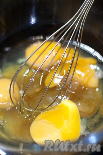Взбейте венчиком яйца с сахаром и солью.