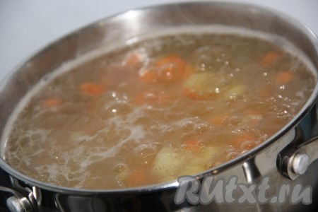 В кипящий бульон добавить картошку и морковь, варить минут 10.
