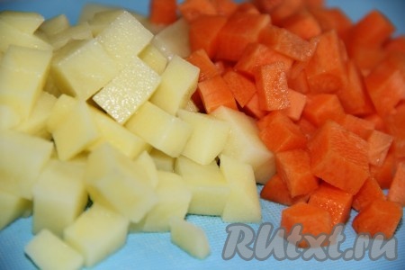 Очищенные картофель и морковь нарезать средними кубиками.

