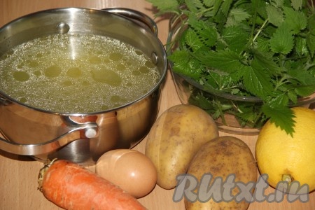 Сварить бульон, затем его процедить. Подготовить овощи и крапиву для приготовления супа.