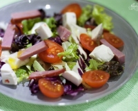 Салат из ветчины, сыра и овощей