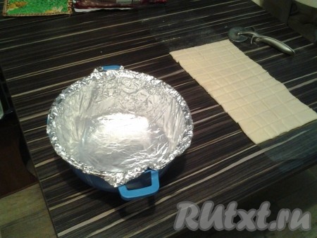 В это время, пока готовятся порциями квадратики, затянуть фольгой нашу форму для будущего торта.

