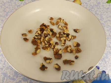 Орехи грецкие немного обжарить на сковороде.
