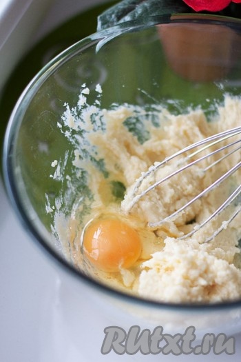 Добавьте к масляной массе яйца и хорошо взбейте венчиком.