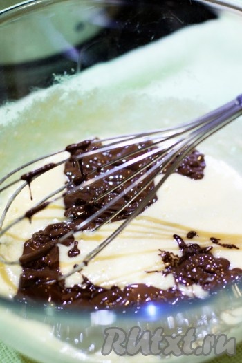 Растопите шоколад на водяной бане или в СВЧ (можно оставить кусочек масла для растопки шоколада, чтобы масса была глянцевой и точно не пригорела). Вылейте растопленный шоколад в чашу к масляно-яичной массе.
