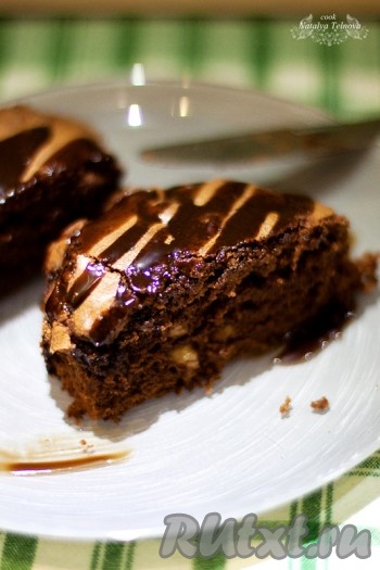 Шоколадный кекс с орехами