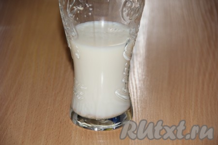 В высокий стакан или банку влить тёплое молоко, всыпать дрожжи и 1-2 столовые ложки сахара. Поставить стакан с молоком и дрожжами в тепло на 15 минут, для того чтобы дрожжи ожили. На поверхности молока поднимется высокая, пышная, пузырчатая шапка, это значит дрожжи начали работать. Если шапка не образовалась, значит либо дрожжи не очень хорошие, либо слишком горячее молоко и Вы их просто заварили. Лучше не использовать такую смесь, а приготовить новую.
