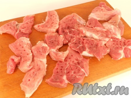 Мясо вымыть, обсушить, нарезать на средние кусочки толщиной 2 сантиметра. Затем отбить немного кусочки мяса с одной стороны молоточком.