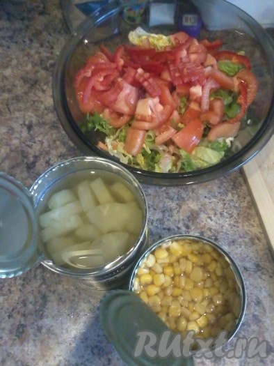 В салат добавить кукурузу, курицу и ананас. 